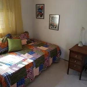 Silencioso E Arborizado Quarto em Acomodações Particulares